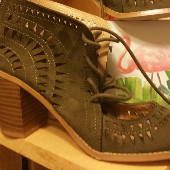 CANYON RIVER OLIVE GREEN STACK HEELS NEW 9 $20. - Picture 2 of 6